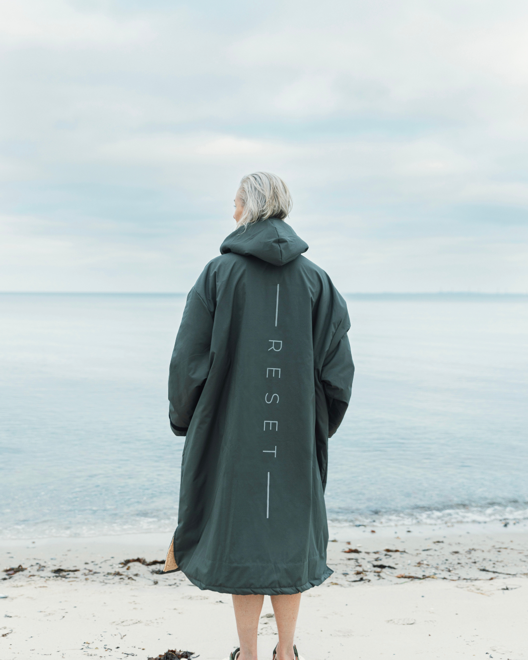 Person i RESET ROBE ved stranden